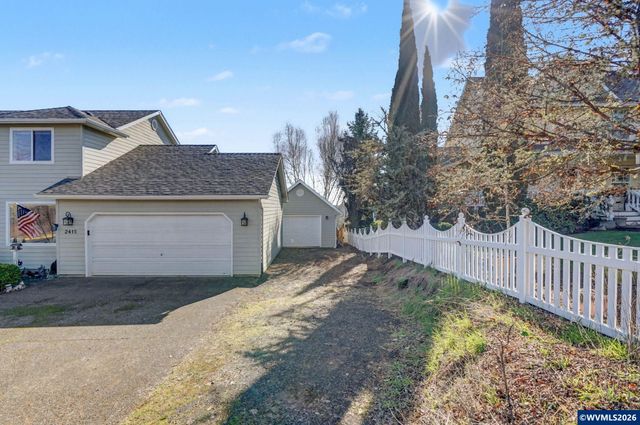 2415 SW Oakwood Dr, Dallas, OR 97338