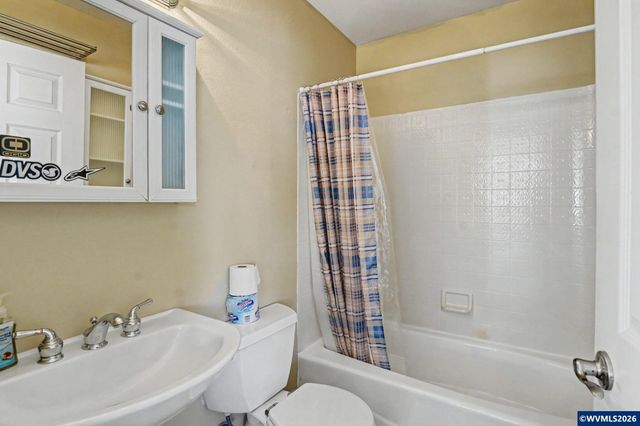 2415 SW Oakwood Dr, Dallas, OR 97338