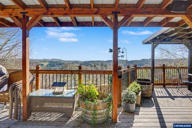 2415 SW Oakwood Dr, Dallas, OR 97338