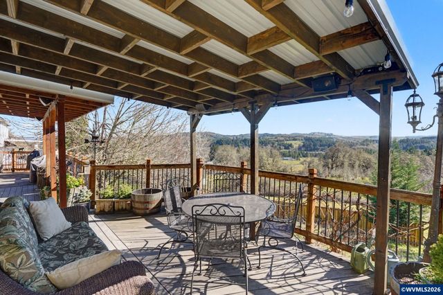 2415 SW Oakwood Dr, Dallas, OR 97338