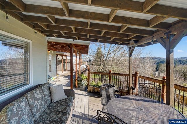 2415 SW Oakwood Dr, Dallas, OR 97338