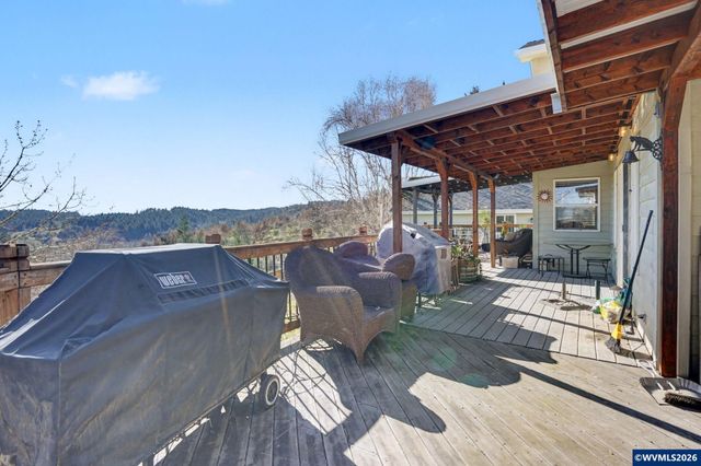 2415 SW Oakwood Dr, Dallas, OR 97338