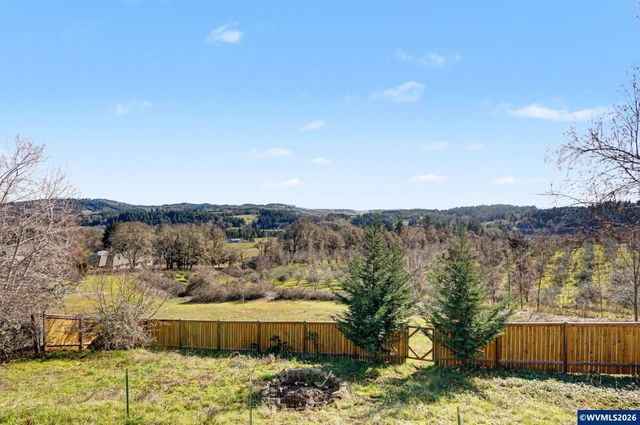 2415 SW Oakwood Dr, Dallas, OR 97338