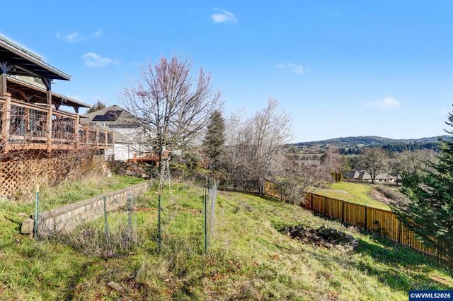 2415 SW Oakwood Dr, Dallas, OR 97338