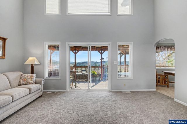 2415 SW Oakwood Dr, Dallas, OR 97338