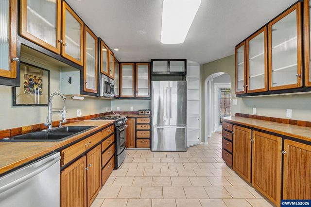 2415 SW Oakwood Dr, Dallas, OR 97338