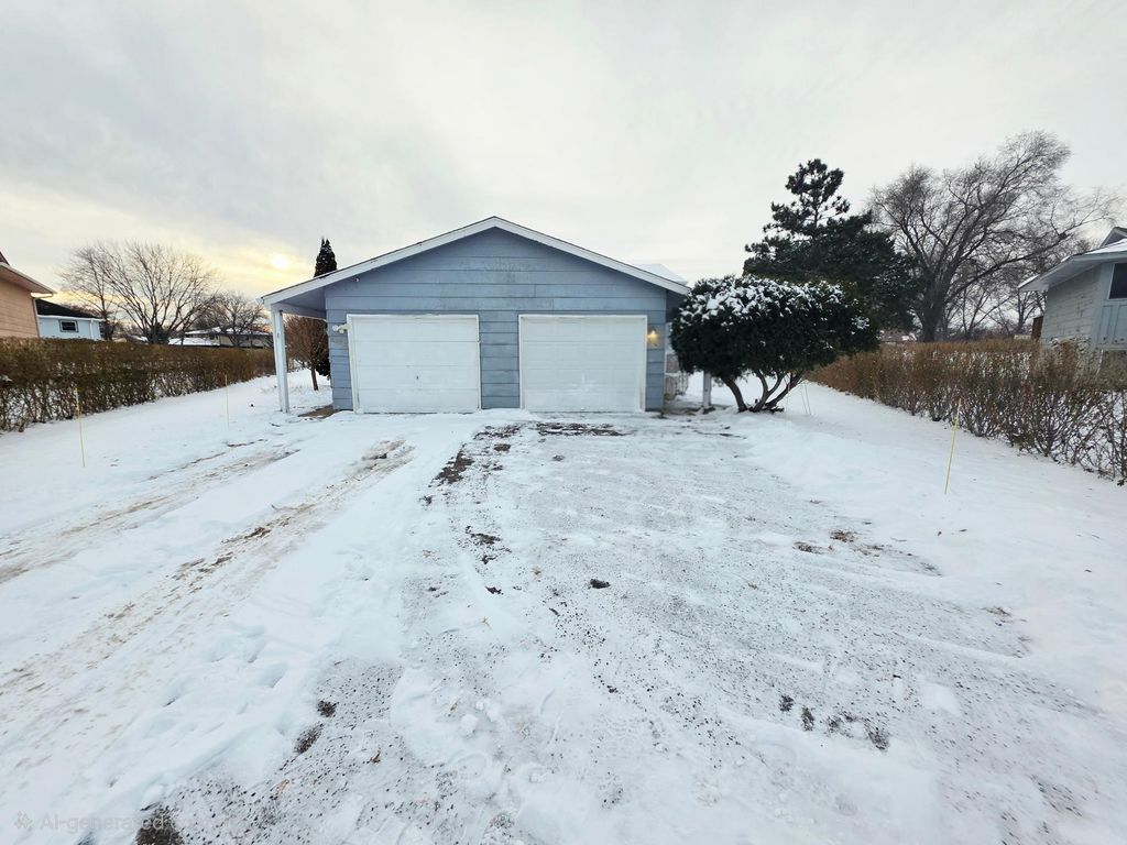 8423 Brunswick Avenue N, Brooklyn Park, MN 55443