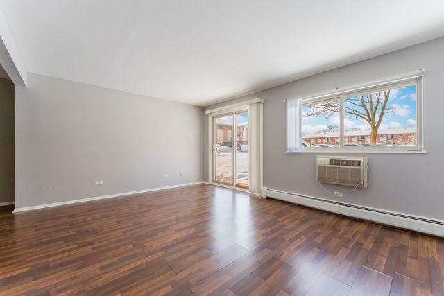 703 E Fullerton Avenue 107, Glendale Heights, IL 60139