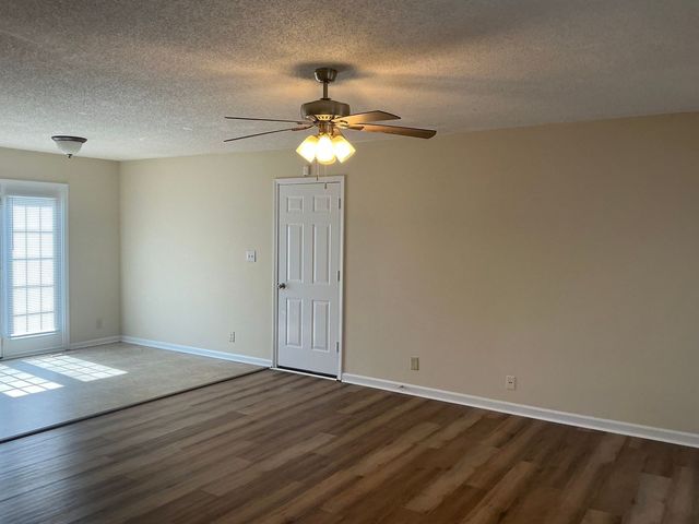 910 Dolphin Ln, Clarksville, TN 37043