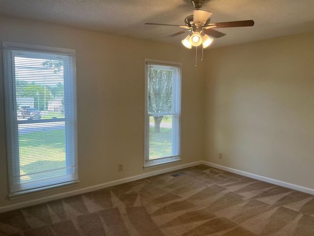 910 Dolphin Ln, Clarksville, TN 37043