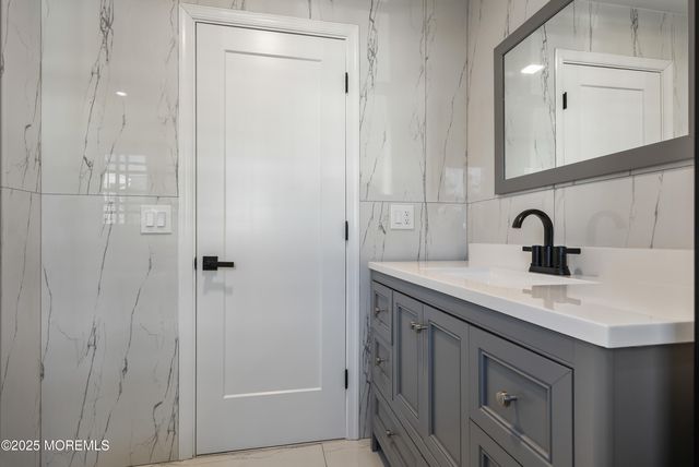 18 Bolingbroke Drive, Toms River, NJ 08757