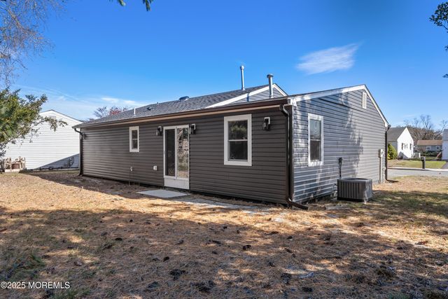 18 Bolingbroke Drive, Toms River, NJ 08757