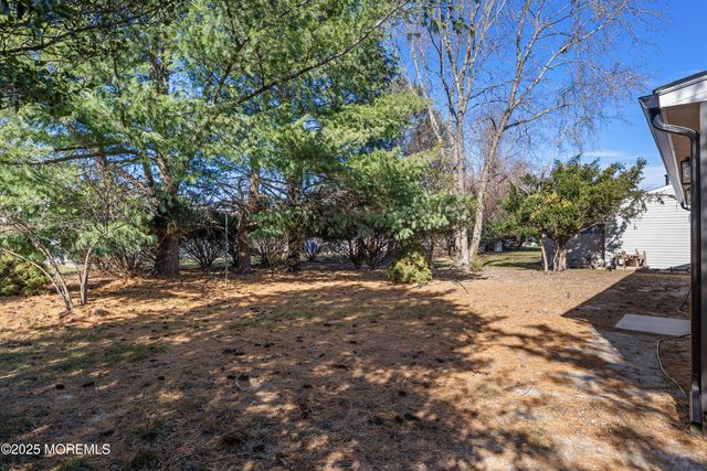 18 Bolingbroke Drive, Toms River, NJ 08757