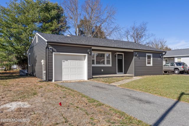 18 Bolingbroke Drive, Toms River, NJ 08757