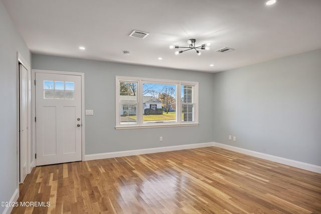 18 Bolingbroke Drive, Toms River, NJ 08757