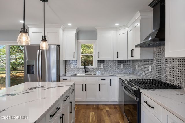 18 Bolingbroke Drive, Toms River, NJ 08757