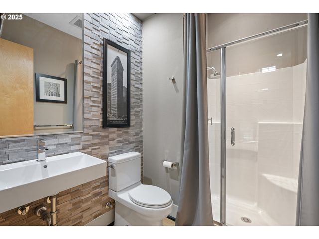 10155 Sw MORRISON St, Portland, OR 97225