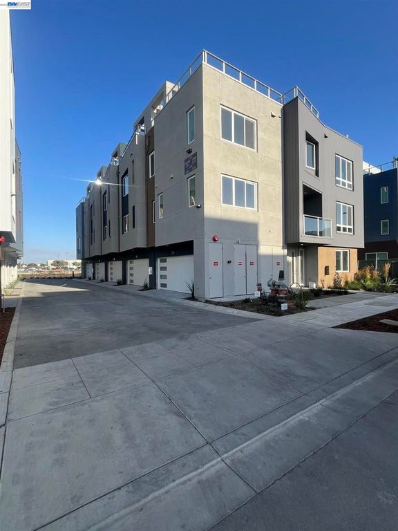 Image 2 of property listing at 2178 Barnes Wharf Lane, Alameda, CA 94501