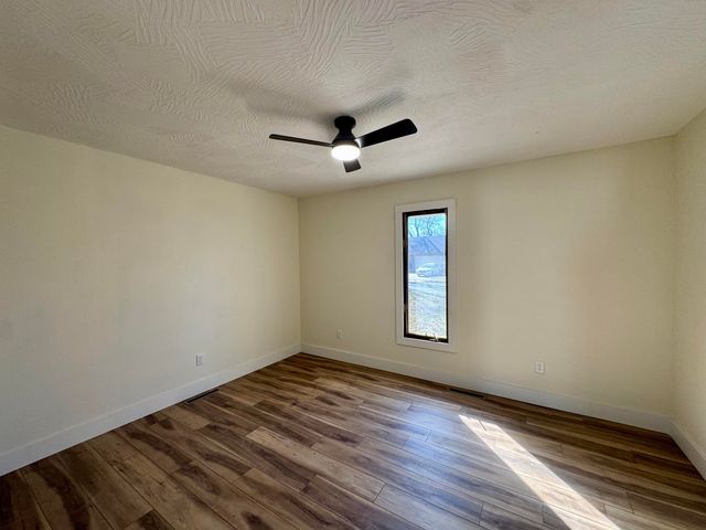 3158 S Roanoke Avenue, Springfield, MO 65807