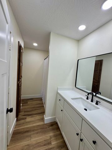 3158 S Roanoke Avenue, Springfield, MO 65807