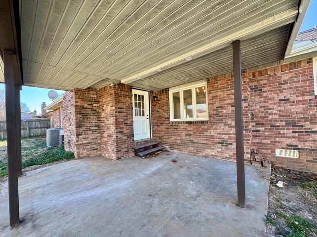 3158 S Roanoke Avenue, Springfield, MO 65807