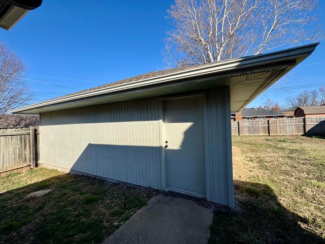 3158 S Roanoke Avenue, Springfield, MO 65807