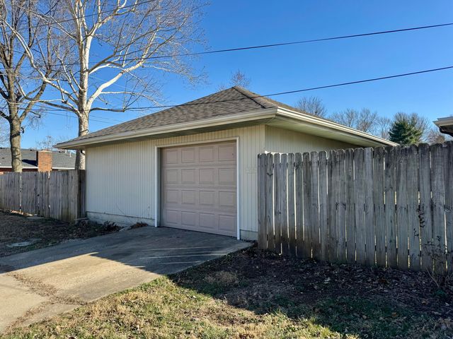 3158 S Roanoke Avenue, Springfield, MO 65807