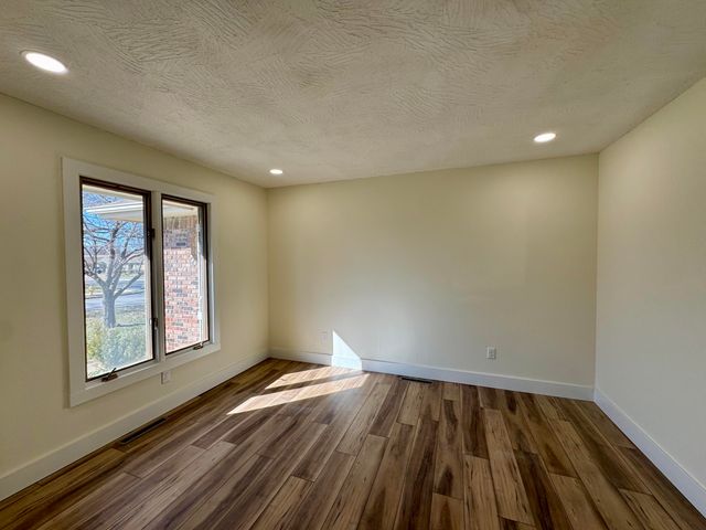 3158 S Roanoke Avenue, Springfield, MO 65807