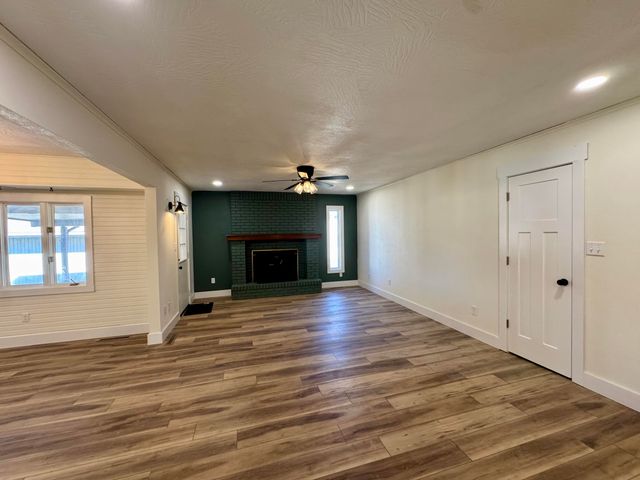 3158 S Roanoke Avenue, Springfield, MO 65807