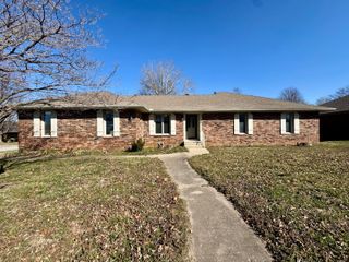 3158 S Roanoke Avenue, Springfield, MO 65807