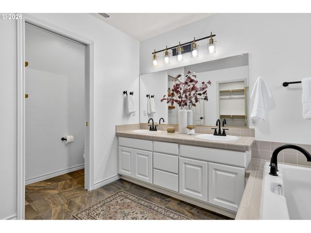 15905 Sw LOON Dr, Beaverton, OR 97007