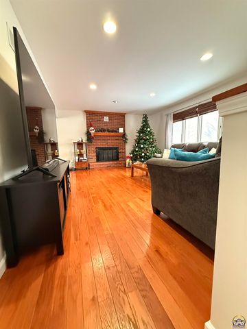 4330 SE 26th TER, Topeka, KS 66605