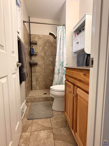 4330 SE 26th TER, Topeka, KS 66605