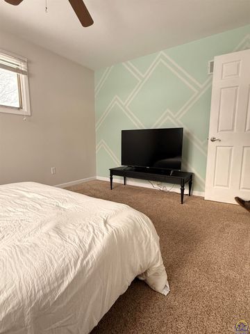 4330 SE 26th TER, Topeka, KS 66605