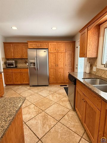 4330 SE 26th TER, Topeka, KS 66605