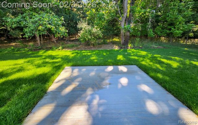 295 Whispering Pines Drive 20, Fenton, MI 48430