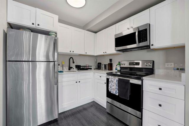 1122 N Clark Street 1402, Chicago, IL 60610
