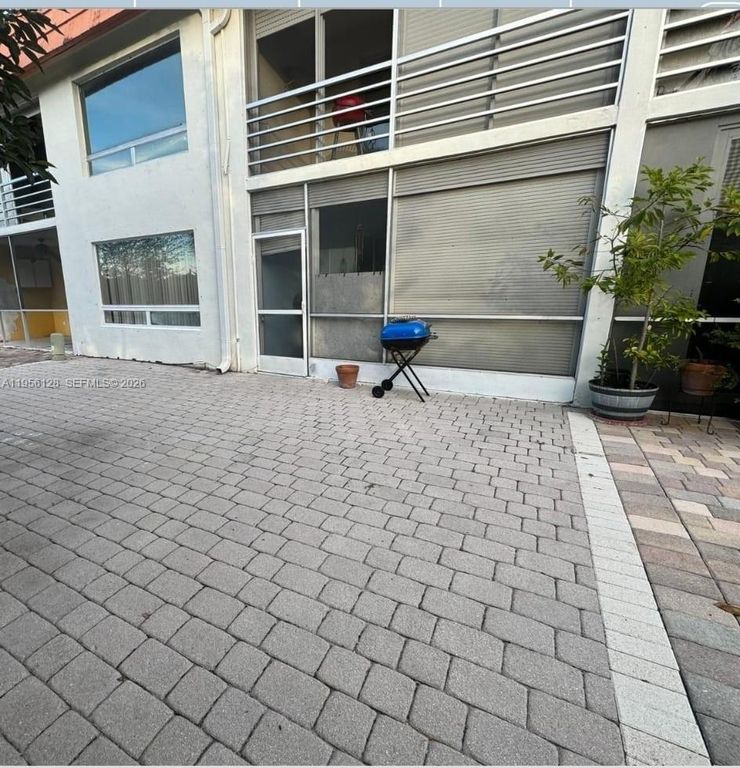 Image 10 of property listing at 4321 NW 9th Ave 104, Deerfield Beach, FL 33064