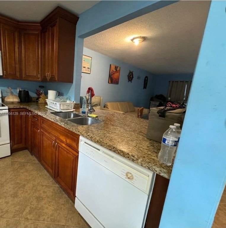 Image 2 of property listing at 4321 NW 9th Ave 104, Deerfield Beach, FL 33064