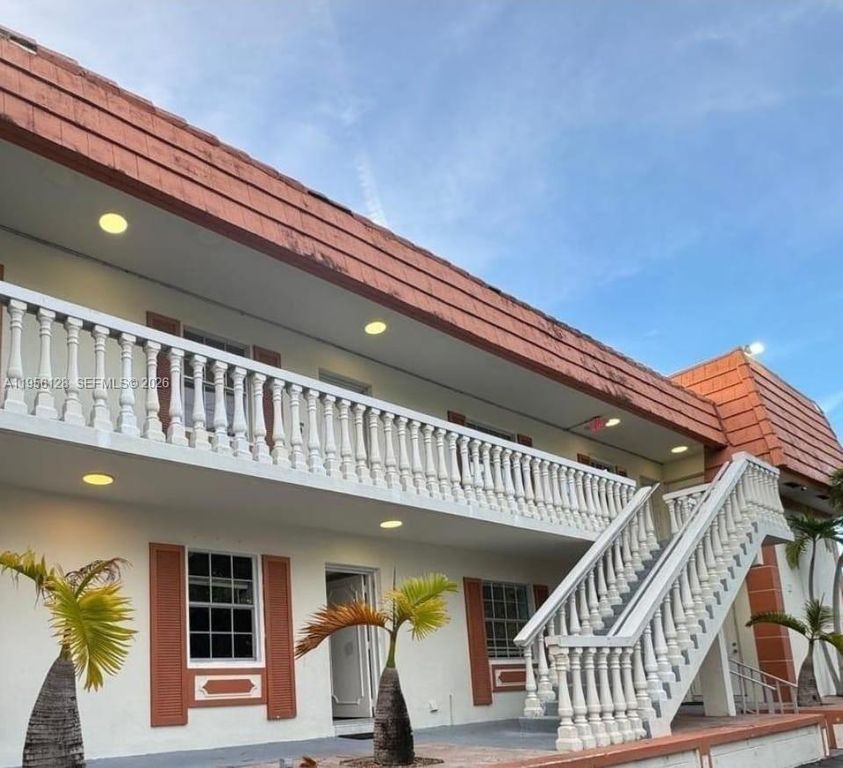 Image 3 of property listing at 4321 NW 9th Ave 104, Deerfield Beach, FL 33064