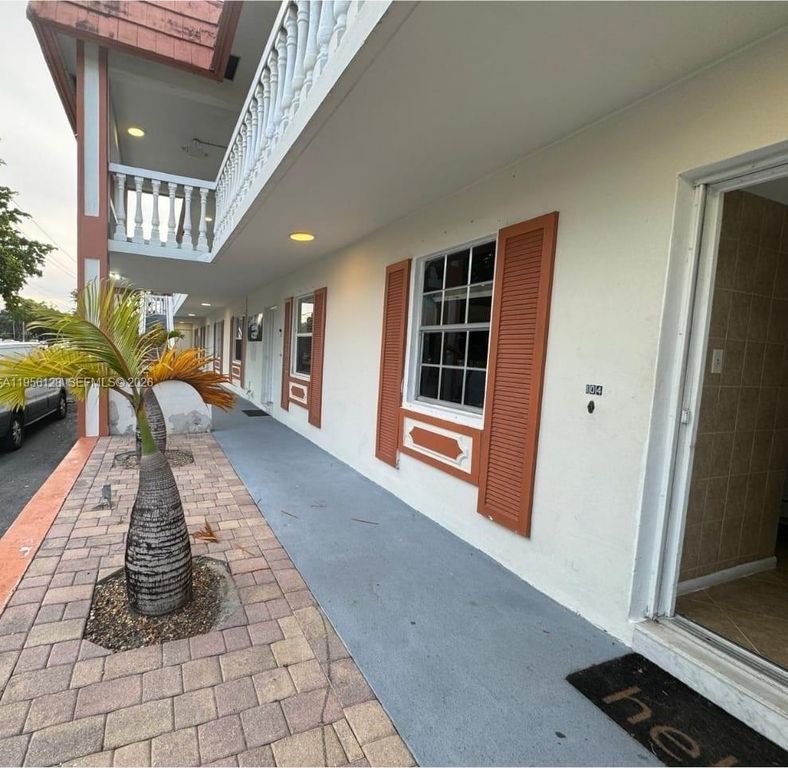 Image 4 of property listing at 4321 NW 9th Ave 104, Deerfield Beach, FL 33064