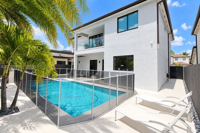 8872 NW 181st St, Hialeah Gardens, FL 33018