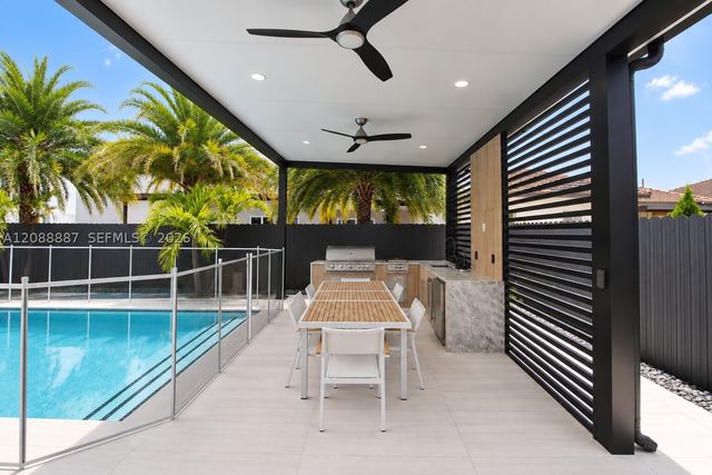 8872 NW 181st St, Hialeah Gardens, FL 33018