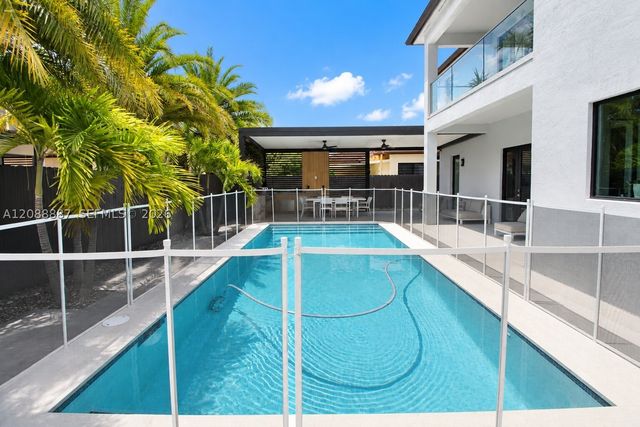 8872 NW 181st St, Hialeah Gardens, FL 33018
