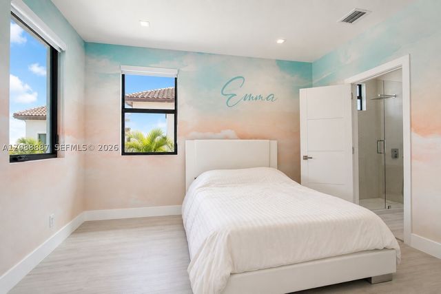 8872 NW 181st St, Hialeah Gardens, FL 33018