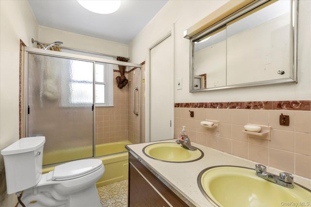 65 Lone Oak Path, Smithtown, NY 11787