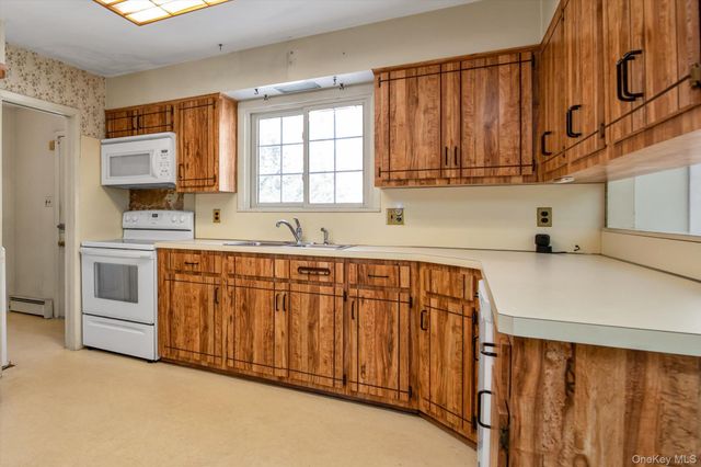 65 Lone Oak Path, Smithtown, NY 11787