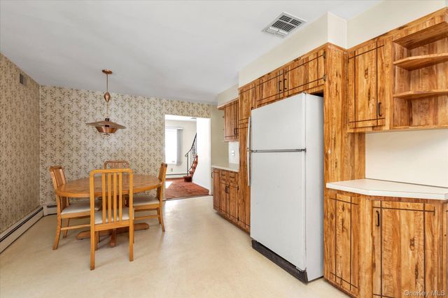 65 Lone Oak Path, Smithtown, NY 11787