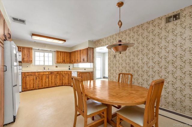 65 Lone Oak Path, Smithtown, NY 11787