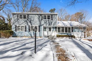 65 Lone Oak Path, Smithtown, NY 11787